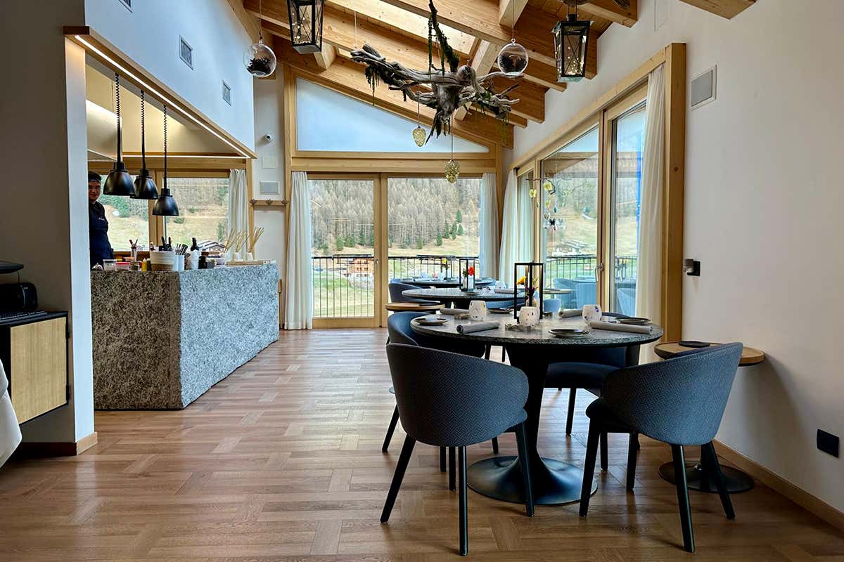 La sala intima del ristorante Al Peršéf