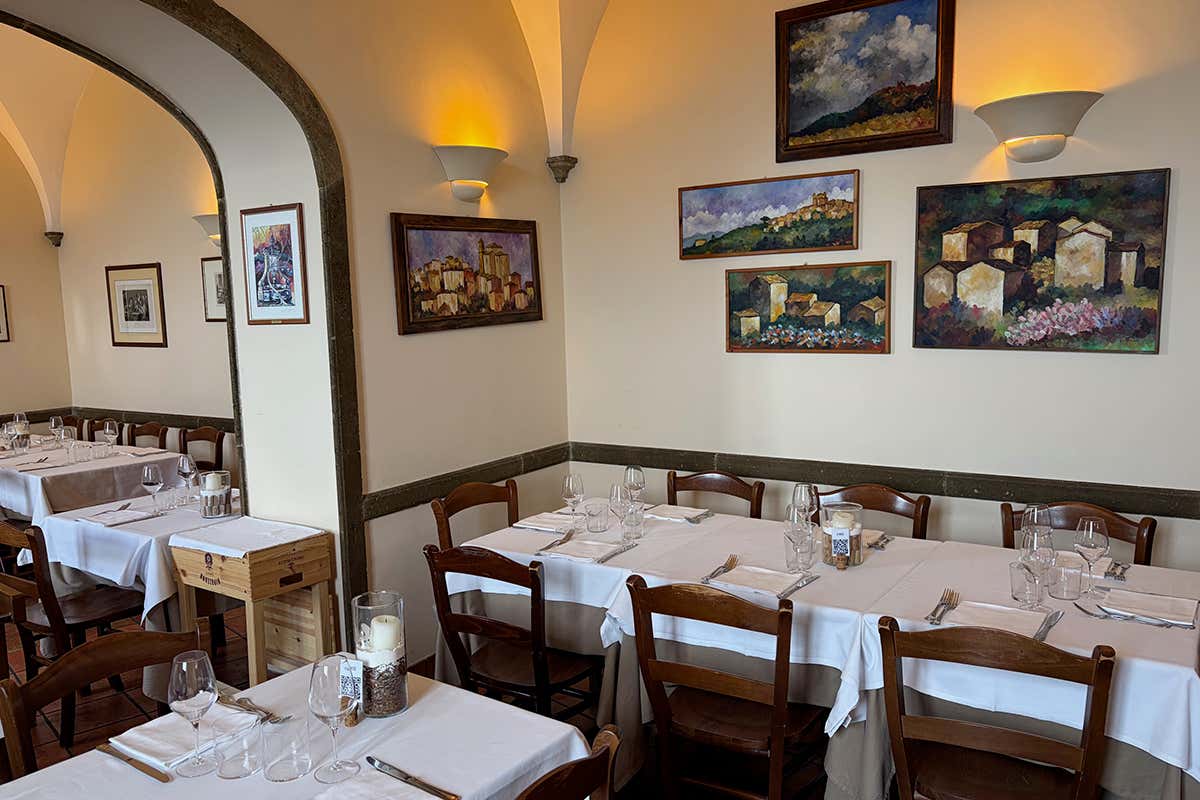 Interni di Zarazà, tra atmosfera conviviale e cucina tipica dei Colli Albani