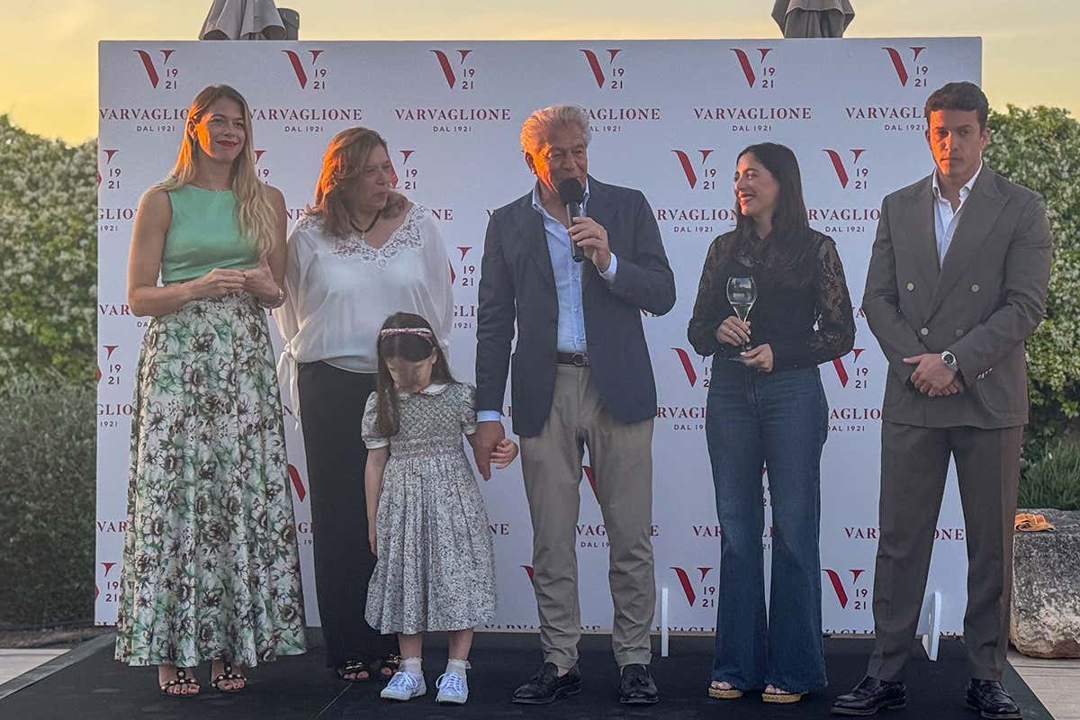 La famiglia Varvaglione durante la presentazione del nuovo metodo classico CÀ: Marzia, Maria Teresa, Cosimo, Francesca e Angelo con la piccola Carlotta