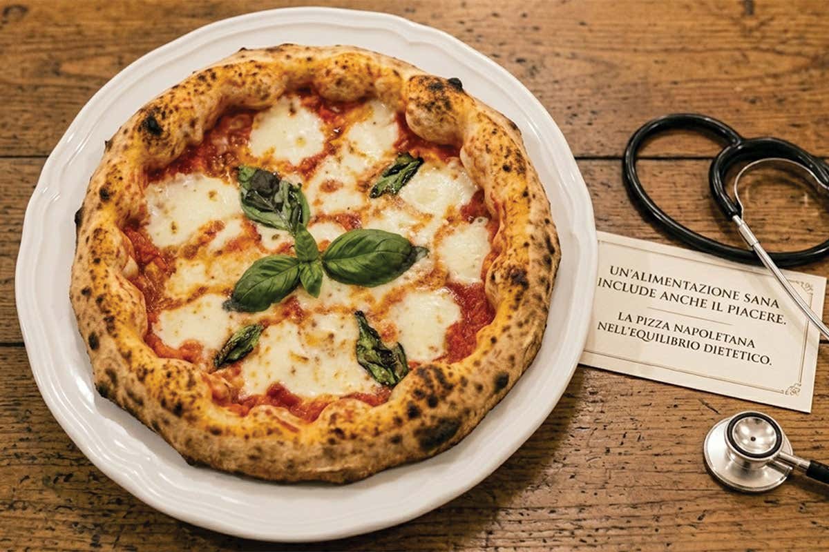 La pizza è un alimento completo che contiene carboidrati, lipidi, proteine, fibre, vitamine e sali minerali