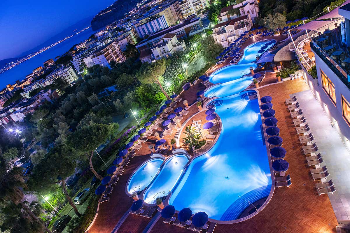 Una vista notturna dell'Hilton Sorrento Palace a Sorrento (Na)