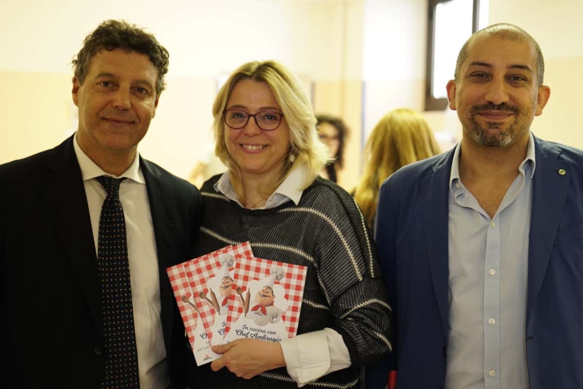 Da sinistra, Davide Vincenzo Dell’Acqua, presidente di Milano Ristorazione, la vicesidaca di Milano Anna Scavuzzo e Mattia Abdu, Presidente del Municipio 1 di Milano