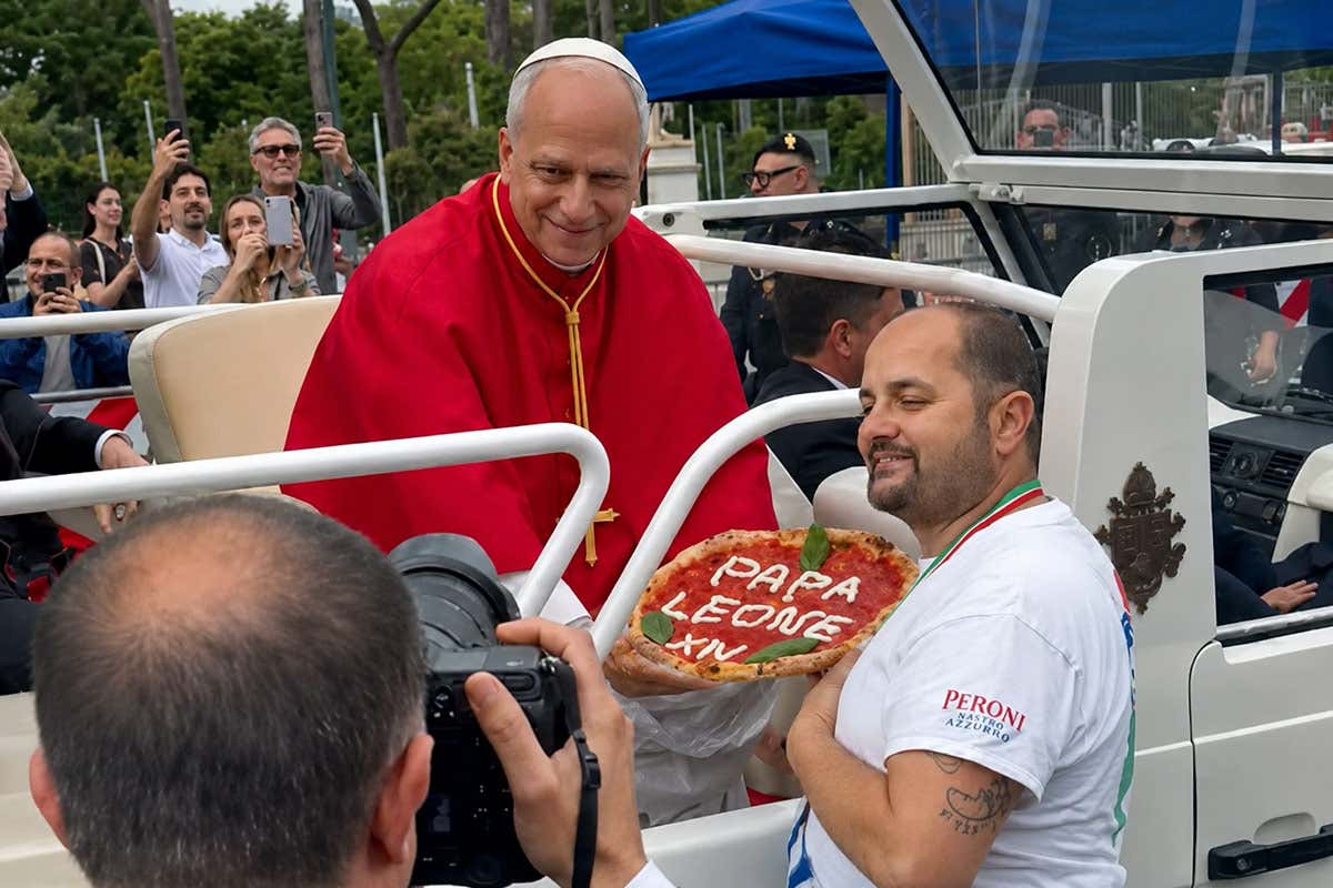 Pizza per Papa Leone XIV sulla Papamobile: sorpresa a Napoli firmata Gino Sorbillo