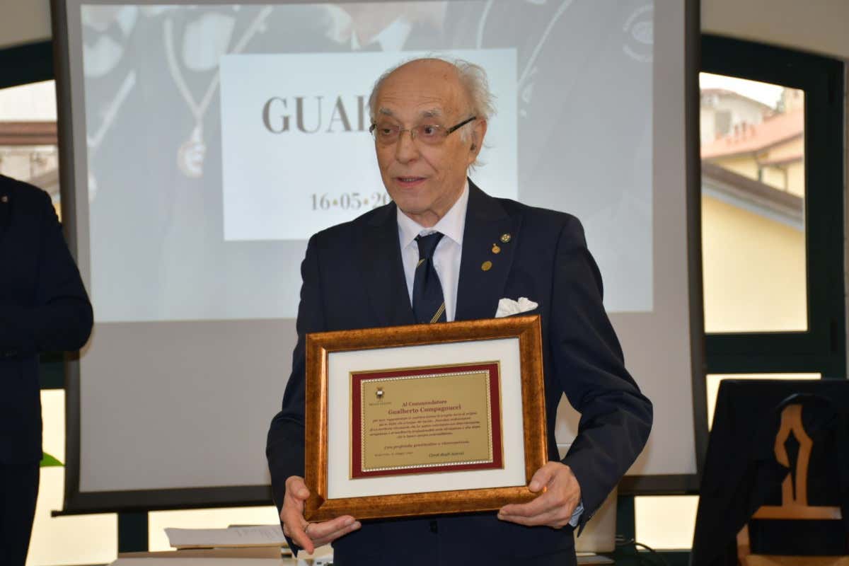 Premio alla carriera a Gualberto Compagnucci, Maestro del vino marchigiano Premio alla carriera a Gualberto Compagnucci, Maestro del vino marchigiano