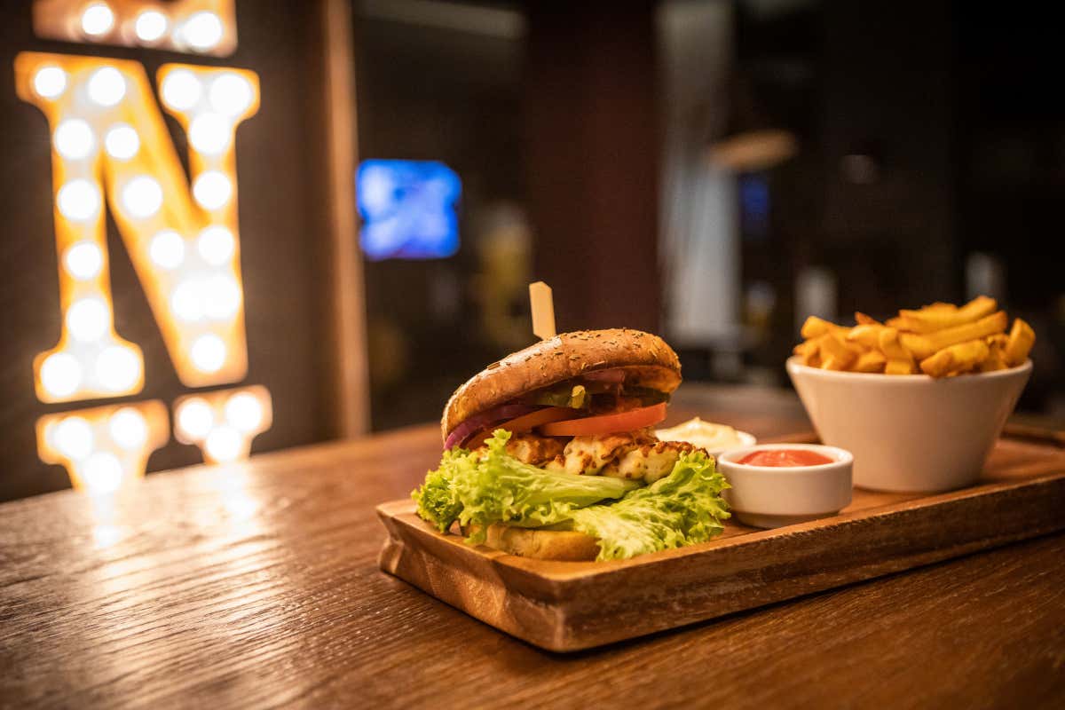 Hamburger Day, dalle catene agli stadi: la cucina cambia ritmo e regole