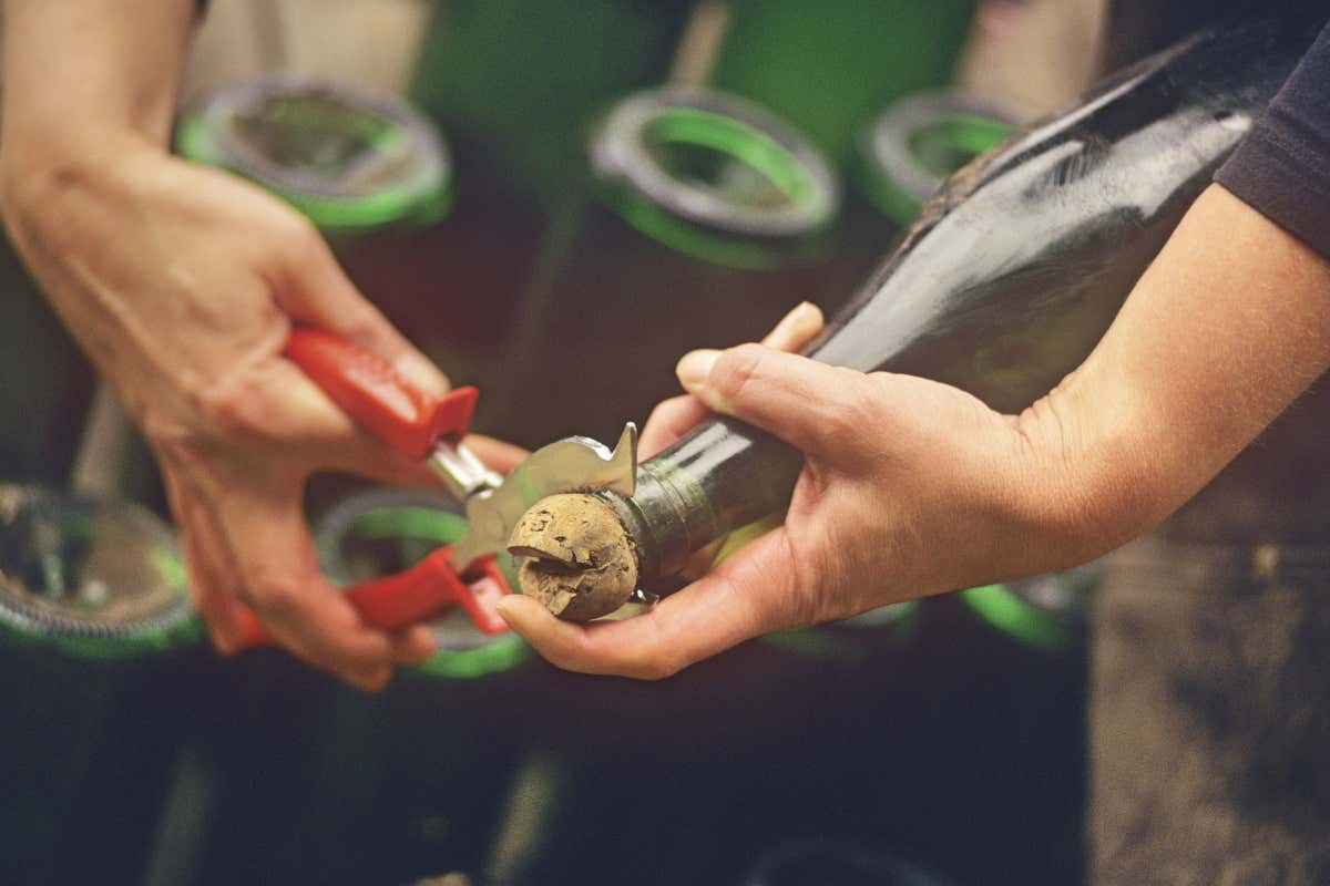 Dopo la sboccatura (dégorgement), ovvero la rimozione dei lieviti esausti, viene aggiunto il liqueur d’expédition, una vera e propria firma di ogni Maison