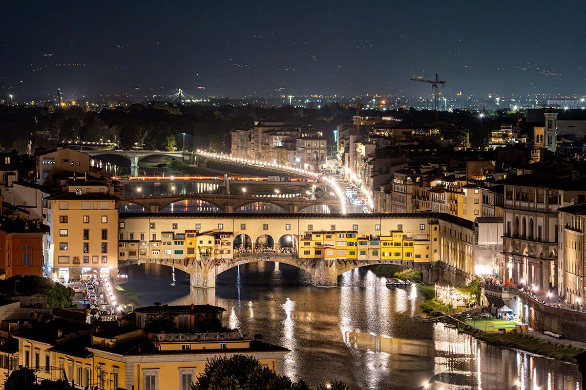 Firenze di notte svela un volto intimo e affascinante: tra luci soffuse e architetture rinascimentali