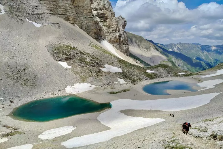 Il Lago di Pilato ritrova la forma «a occhiali» dopo quasi dieci anni: i due bacini tornano a unirsi