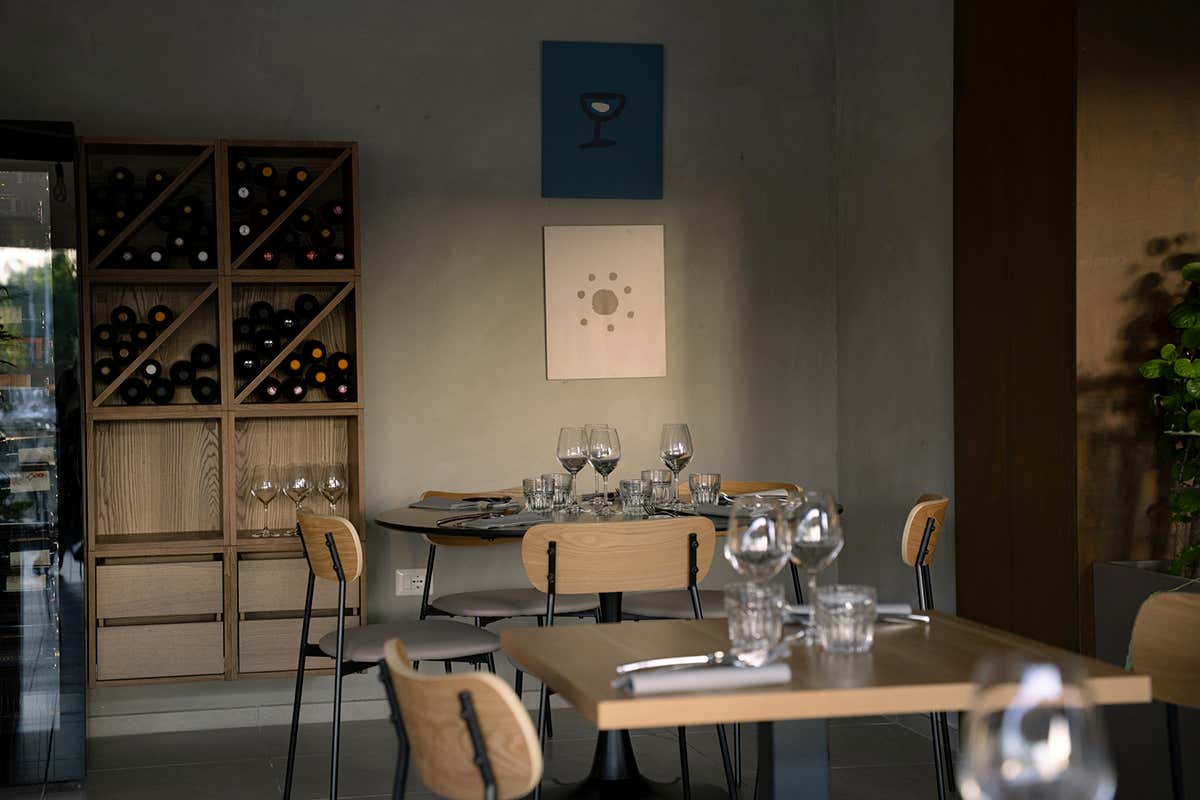 La sala di Cocta Risto Social Club a Pietralata: design essenziale, atmosfera conviviale e social table al centro dell’esperienza