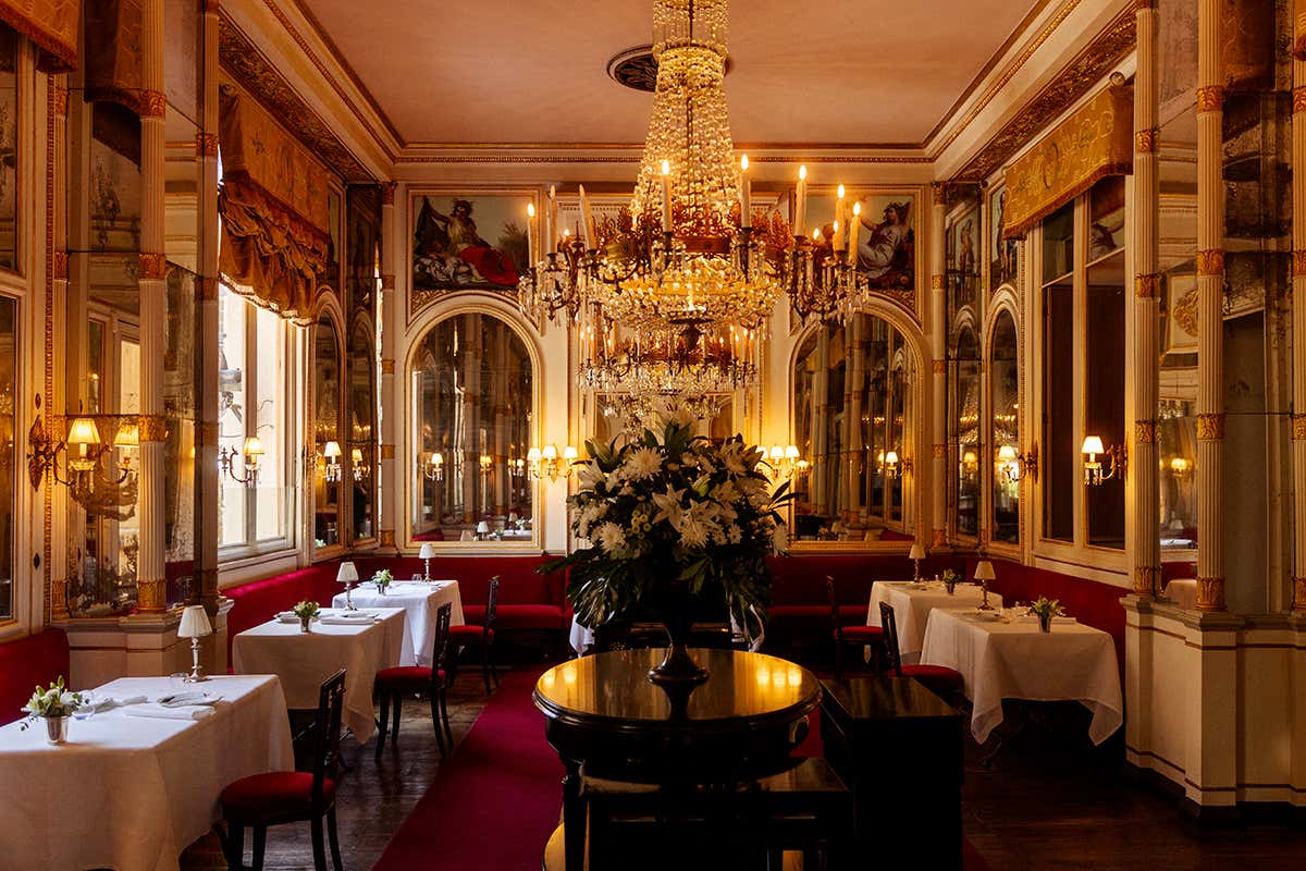 L'elegante e sfarzosa sala storica del ristorante Del Cambio a Torino, affacciata su piazza Carignano
