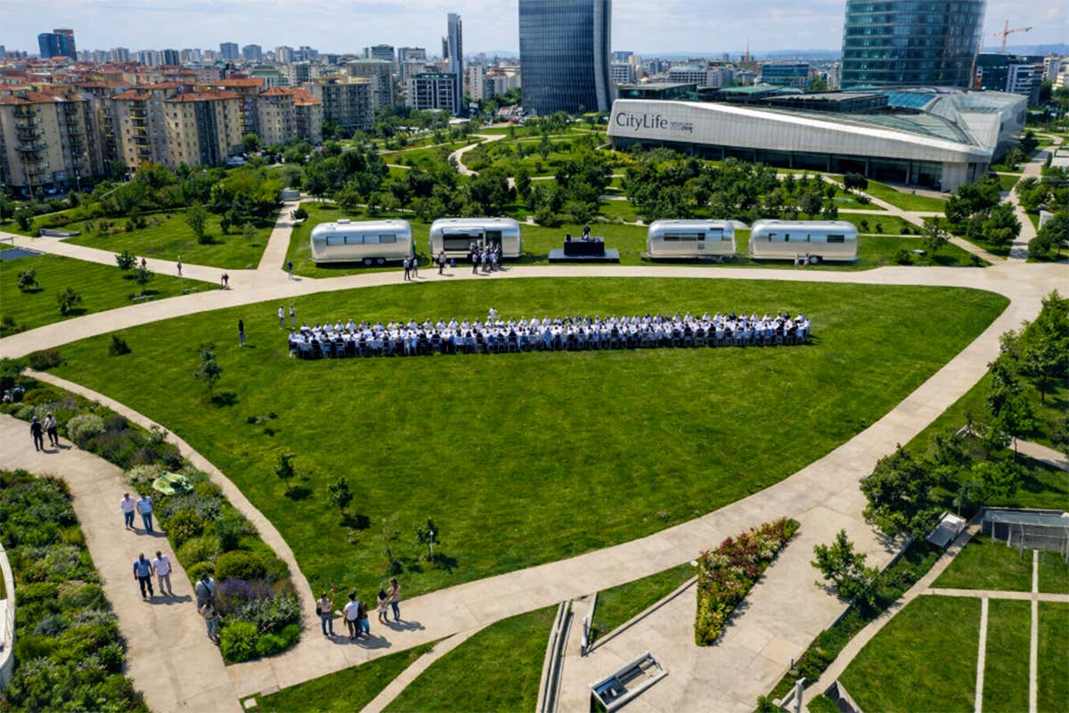La tavolata collettiva lunga 100 metri al centro dell’evento Galbani a CityLife galban