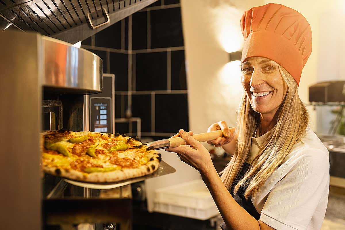 La pizza non è più un mestiere da uomini: sempre più donne fanno le pizzaiole