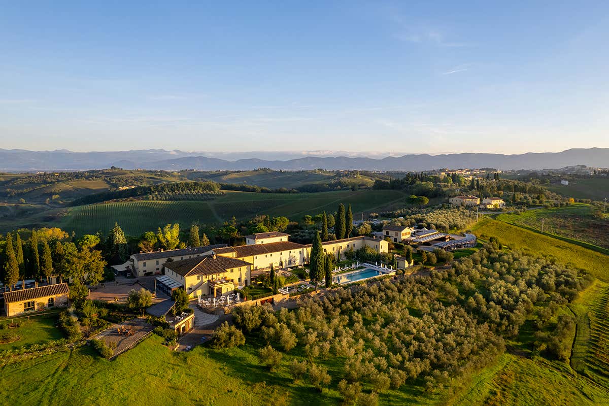 Le ville-fattoria toscane uniscono residenza signorile e centro agricolo, modellando il paesaggio tra vigneti, uliveti e architetture rinascimentali
