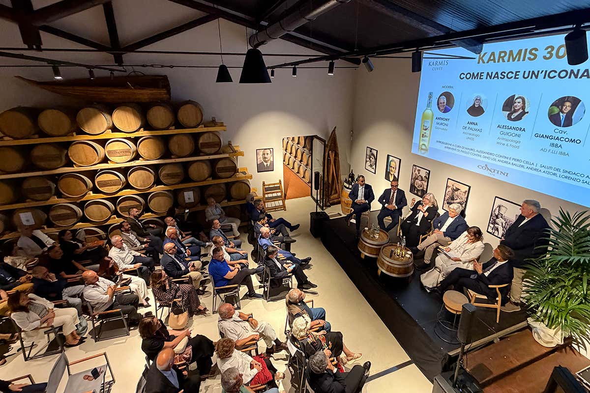 I relatori e le istituzioni riuniti a Cabras per il convegno dedicato ai trent'anni del Karmis di Cantina Contini 1898 conti