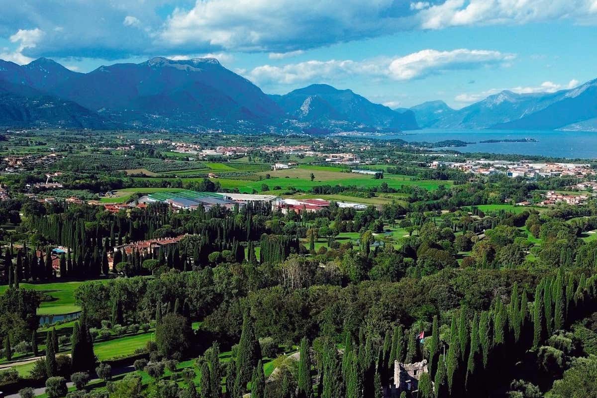 La sponda occidentale del Lago di Garda, dove vengono prodotti i vini della Valtènesi
