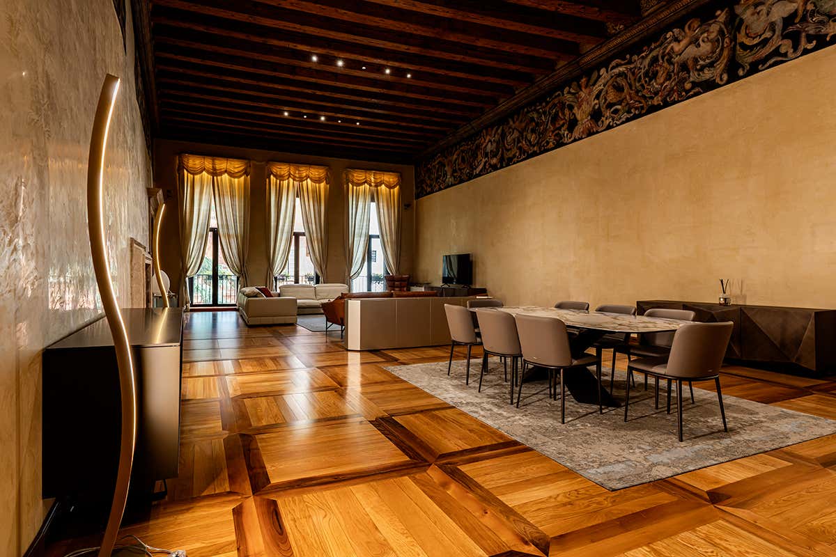 Il monumentale salone affrescato di Residenza Maffei: ampi spazi, dettagli d'epoca e arredi di design nel cuore della città antica