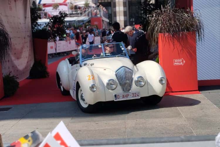 La Mille Miglia Storica 2026 durerà cinque giorni Al via la Mille Miglia Storica 2026. Tra i vip presenti anche chef Carlo Cracco