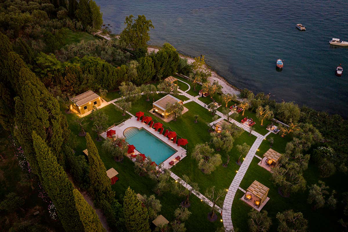 La piscina panoramica della Riviera Terrace, un'area relax immersa tra i giardini e progettata per rallentare il ritmo durante le ore del giorno