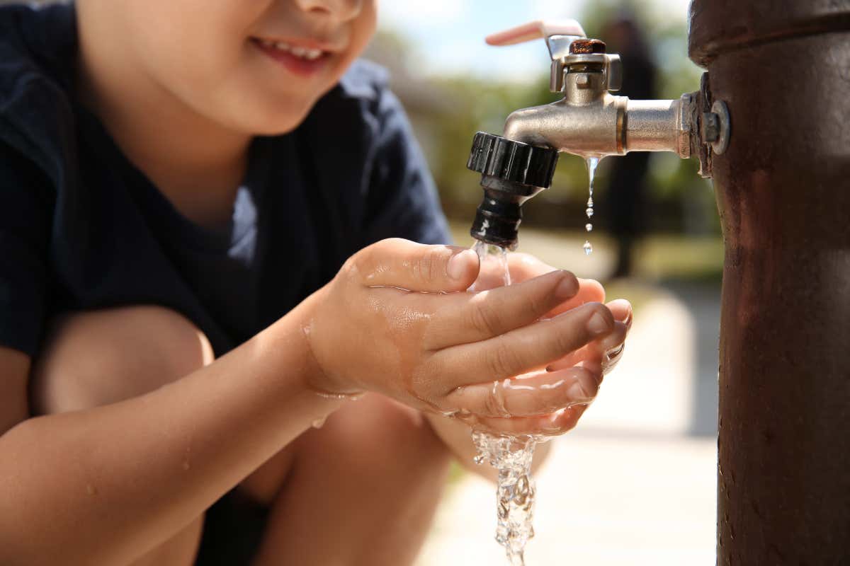 Perché i bambini si disidratano più facilmente: i sintomi da non ignorare col caldo