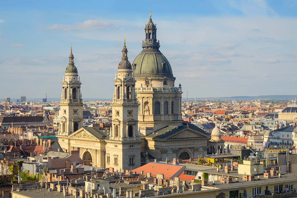 Una splendida vista aerea sui tetti di Pest dominata dalla maestosa cupola della Basilica di Santo Stefano