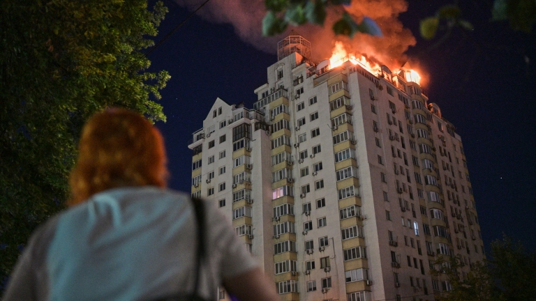 A woman looks at an apartment building burning after a Russian missile attack in Kyiv, Ukraine, Thursday, July 2, 2026. (AP Photo/Danylo Antoniuk) Associate Press/ LaPresse Only Italy and Spain