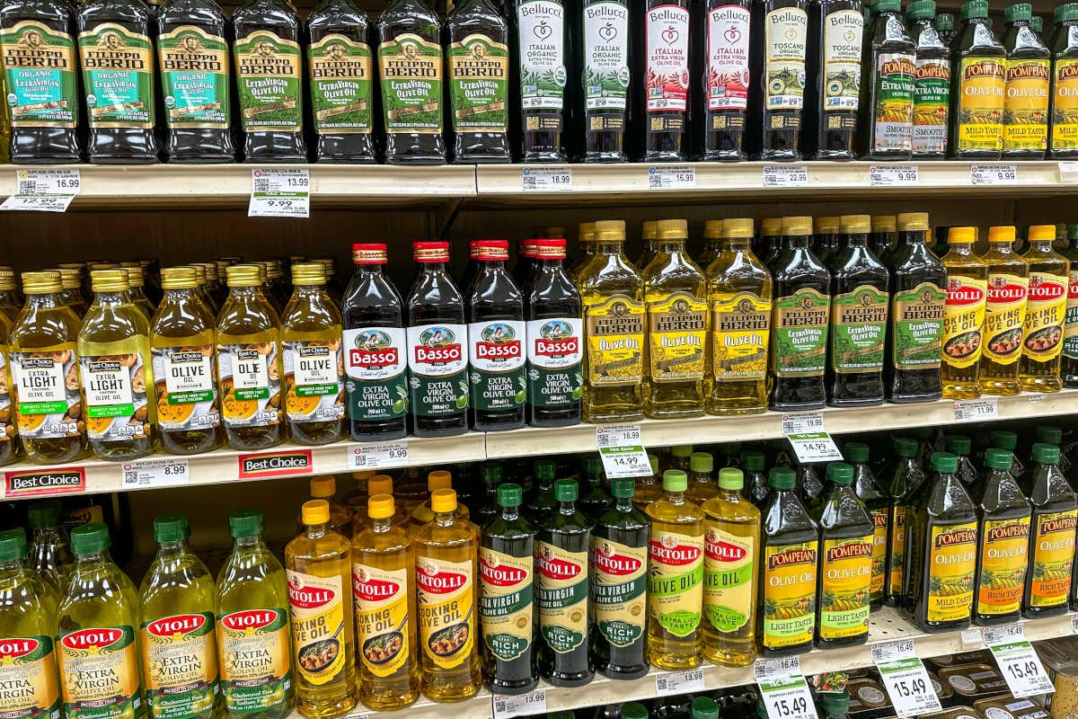 Olio d'oliva, export italiano in frenata negli Usa: pesa l'effetto dei dazi Export di olio italiano negli Usa crollo del 40%: i dazi frenano il made in Italy Olio d'oliva, export italiano in frenata negli Usa: pesa l'effetto dei dazi Export di olio italiano negli Usa crollo del 40%: i dazi frenano il made in Italy