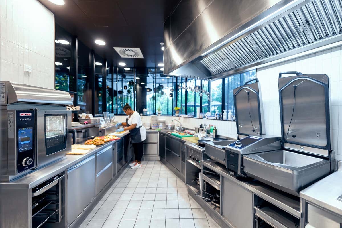 Costi in aumento, ma le cucine investono: ecco perché la tecnologia convince Costi in aumento, ma le cucine investono: ecco perché la tecnologia convince