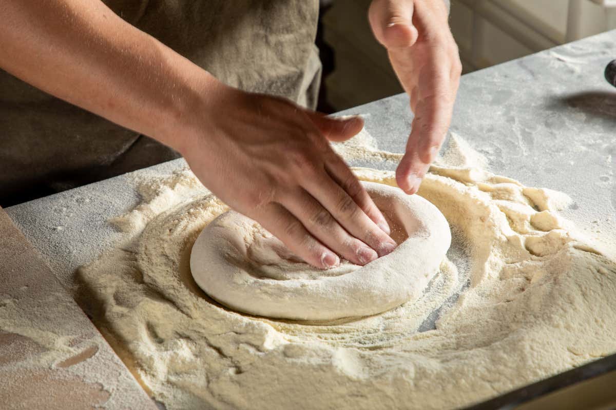 L’impasto a mano è la tecnica che lega indissolubilmente il pizzaiolo al suo prodotto finale