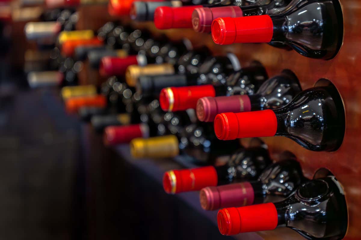 Un'intera vendemmia ferma in cantina: cresce l'allarme per il vino italiano