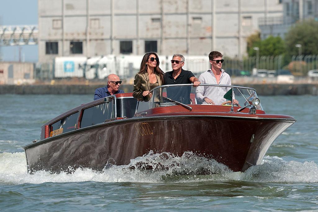 Amal Clooney, eleganza e sensualità in seta satinata a Venezia
