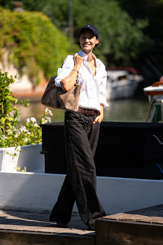 Bianca Balti sbarca a Venezia: camicia bianca, denim e l’eleganza senza sforzo