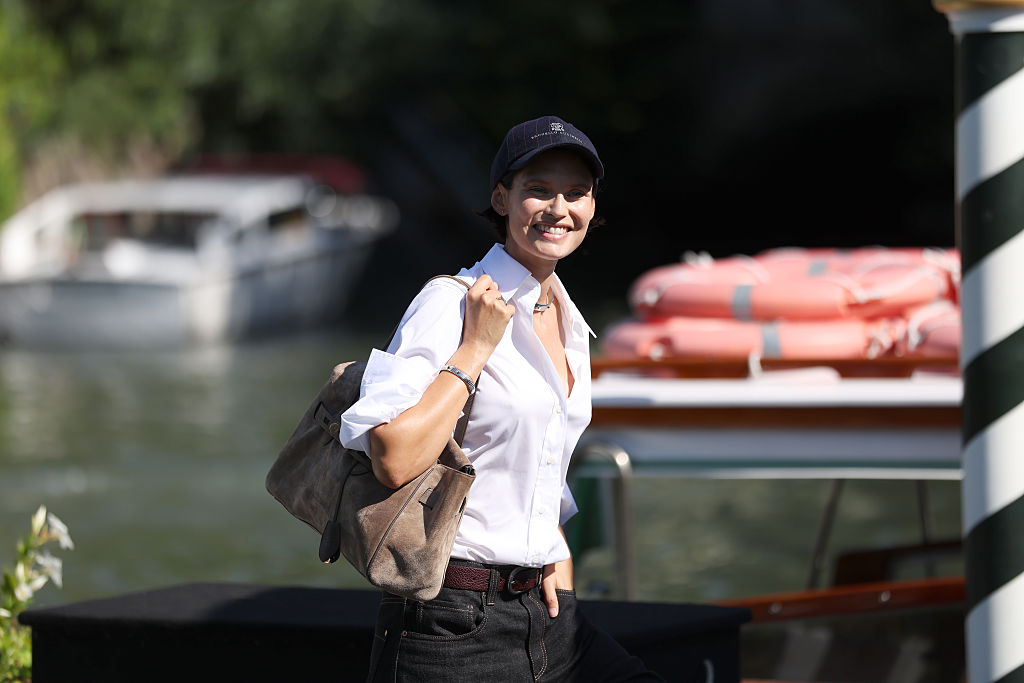 Bianca Balti sbarca a Venezia: camicia bianca, denim e l’eleganza senza sforzo