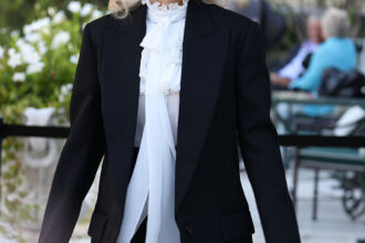 Pamela Anderson a Venezia: l'eleganza sartoriale punta sul minimalismo al Lido