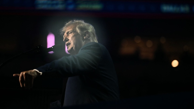 Trump prova a comprare il voto degli americani con 1.350 miliardi