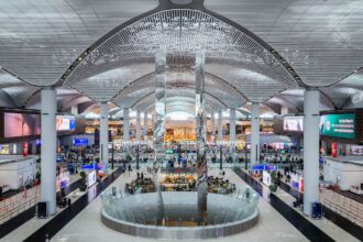 Voli, Istanbul scavalca Londra Heathrow: è l’aeroporto più connesso al mondo. Pesa la guerra nel Golfo