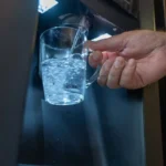 Nell'hotellerie moderna, l'utilizzo di erogatori e del vetro per il servizio dell'acqua diventa un tratto distintivo e di posizionamento