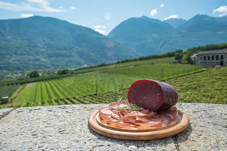 La bresaola della Valtellina per oltre l'80% è realizzata con carne proveniente dall'estero