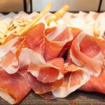 Il Prosciutto di San Daniele Dop, tolto dai menu di alcune mense scolastiche nel pordenonese, è al centro di molte polemiche