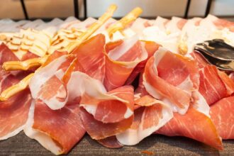 Il Prosciutto di San Daniele Dop, tolto dai menu di alcune mense scolastiche nel pordenonese, è al centro di molte polemiche