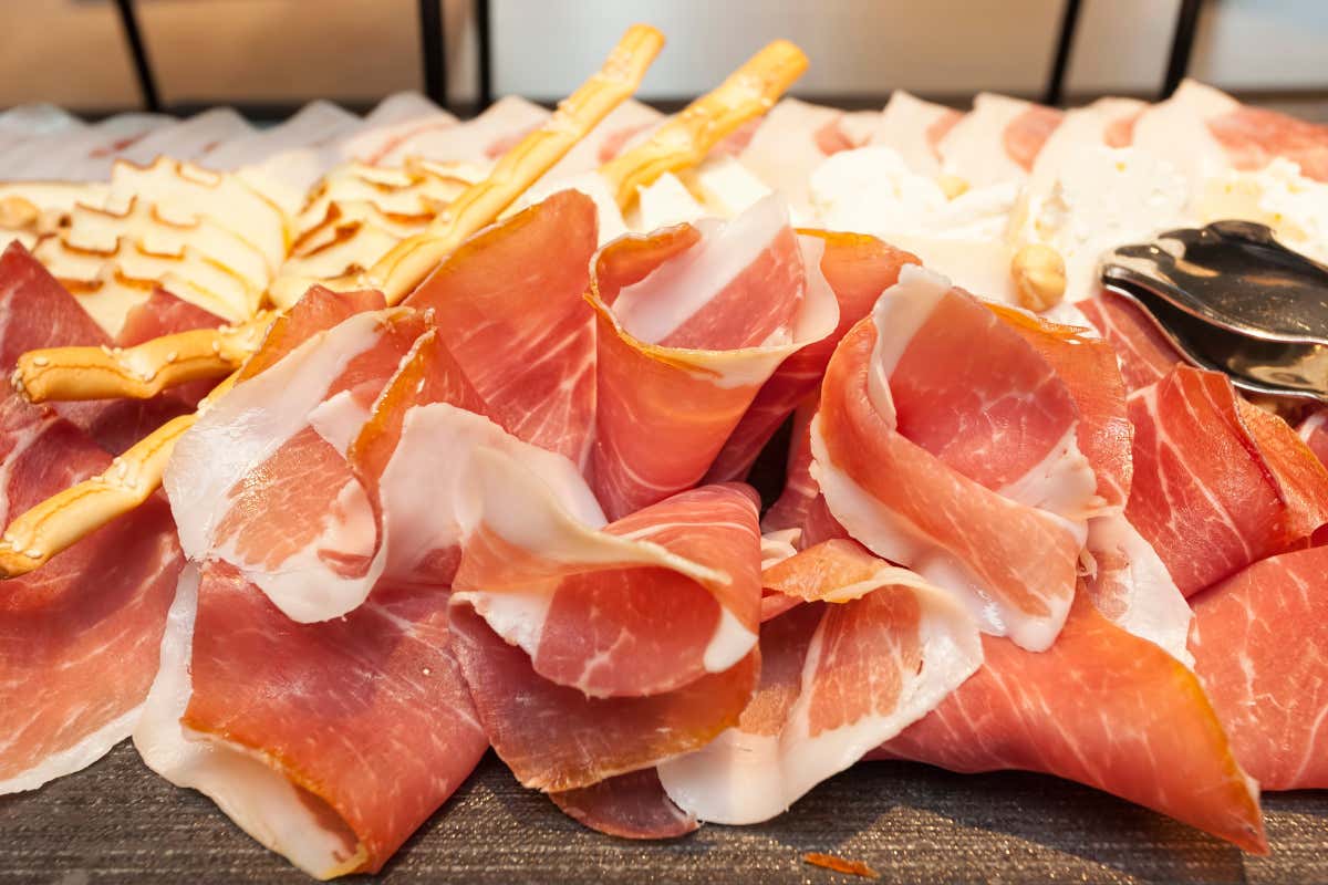 Il Prosciutto di San Daniele Dop, tolto dai menu di alcune mense scolastiche nel pordenonese, è al centro di molte polemiche